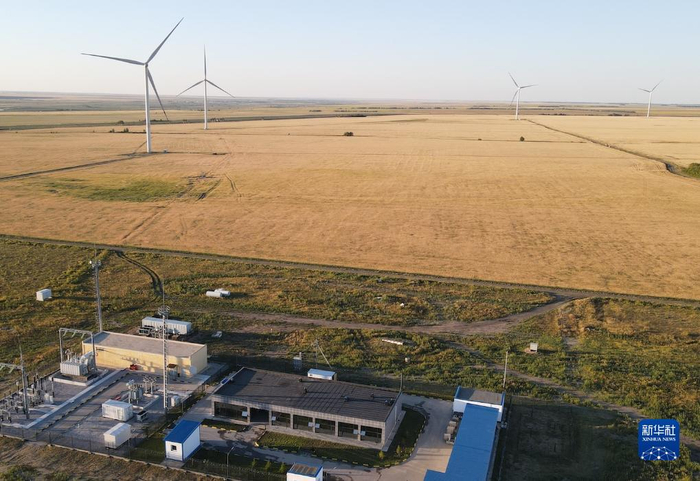 哈萨克斯坦科斯塔奈州50兆瓦风电项目（2022年8月14日摄，无人机照片）。新华社发