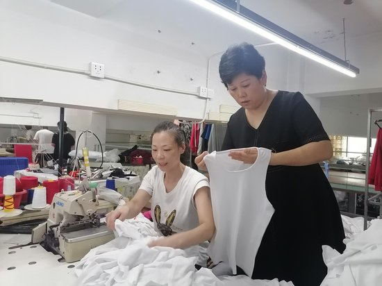 邴绍绿在加工车间 右一