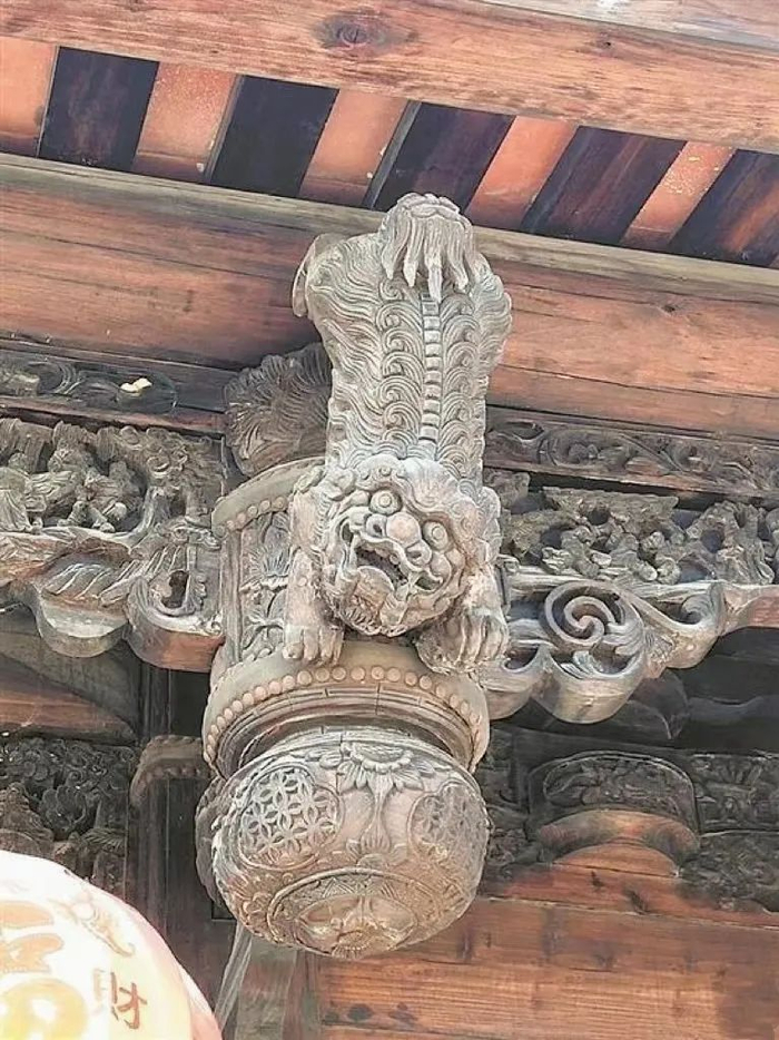 主厝大门上的精美护门狮。（来源：泉州网）