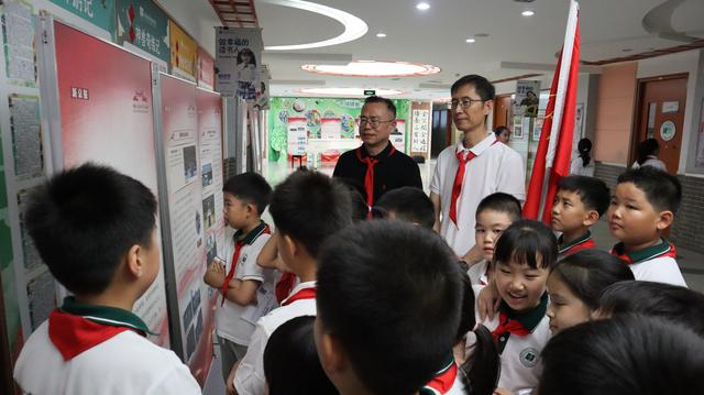 观展的同学们聚拢在一起，听小讲解员们讲述文物背后的故事。受访者供图