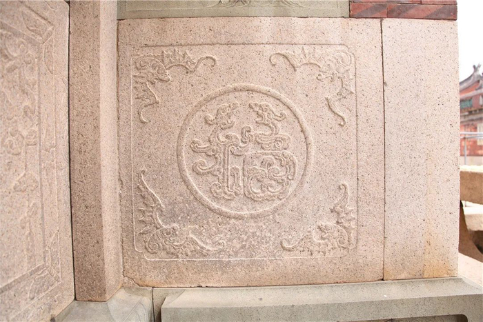 德典厝门廊的“福”字螭虎对舞石雕。（来源：泉州网）