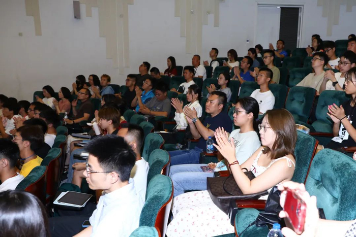 现场观众认真聆听