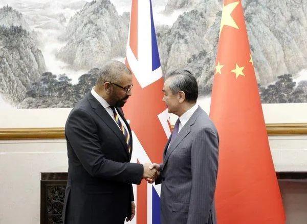 中共中央政治局委员、外交部长王毅8月30日在北京同英国外交发展大臣克莱弗利举行会谈 图:外交部网站