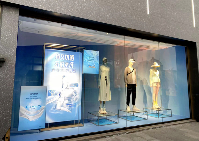 防晒服为今年春夏波司登主推业务，橱窗展示面积非常大/图源：盐财经记者 摄
