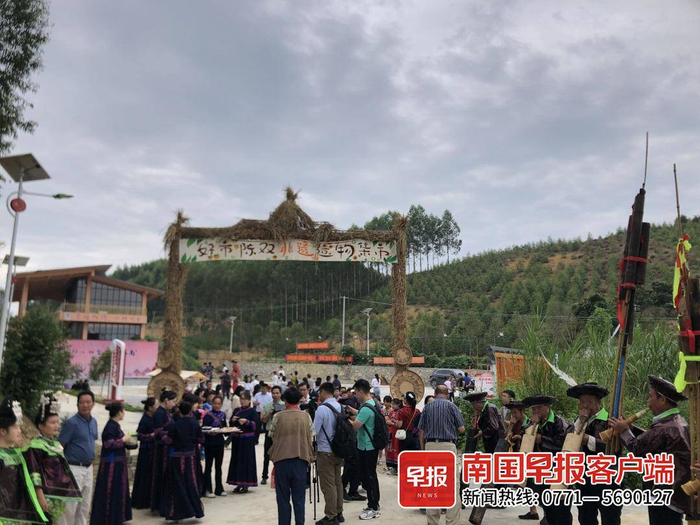 ▲环江好市陈双非遗造物集市吸引游客前来游玩。