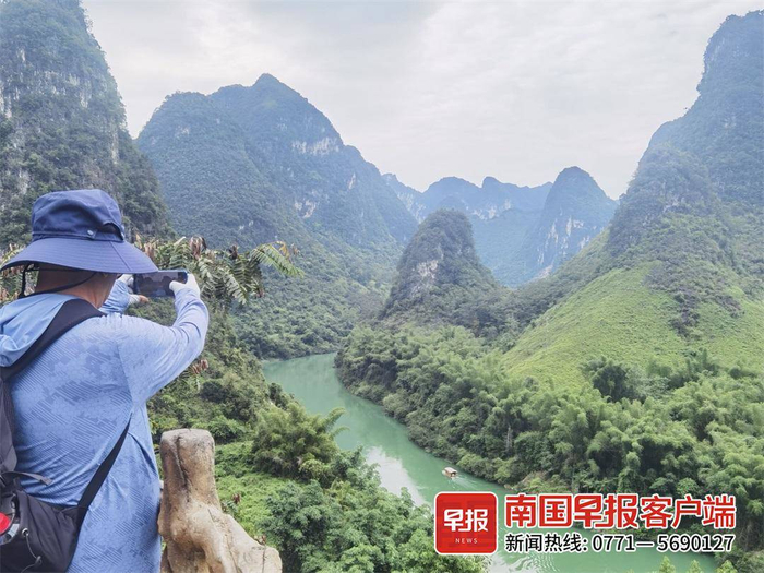 ▲游客在龙江第一湾观景台拍照。