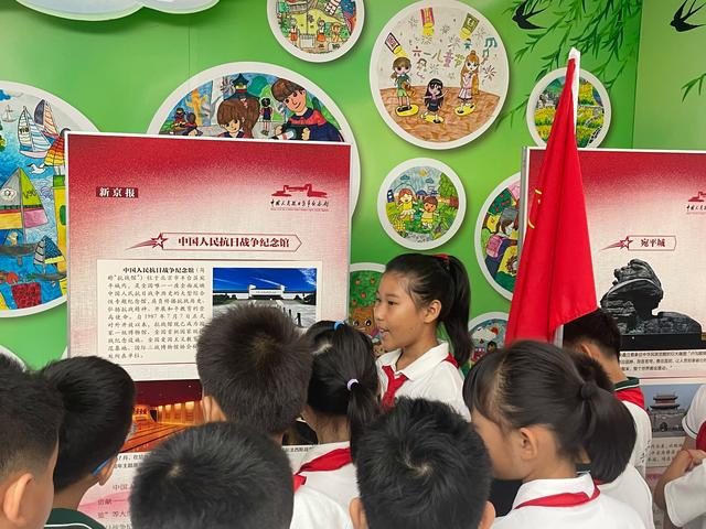 该校学生担任“小小讲解员”，为学校师生讲解展览内容。新京报记者 冯琪 摄