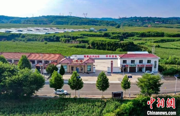 山西襄垣将农村公路建设与区域产业发展规划相结合，发展特色种植、乡村旅游等产业。王晨 摄