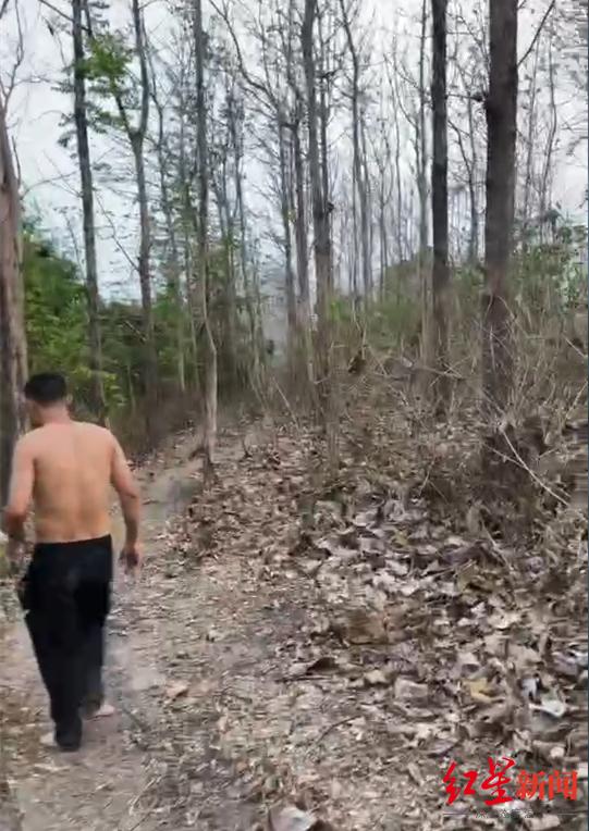 ▲前往泰国湄索的途中,阿强拍了一段同伴阿才赤脚徒步翻山的视频。受访者供图