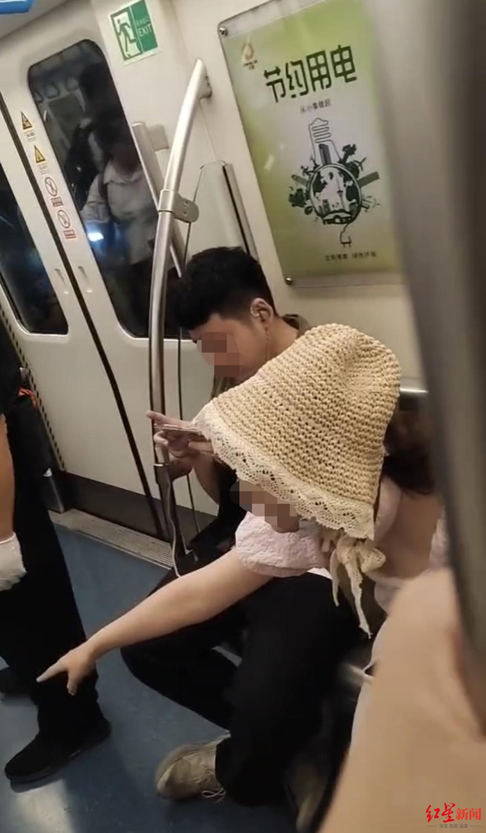 ▲女乘客指鞋子在反光