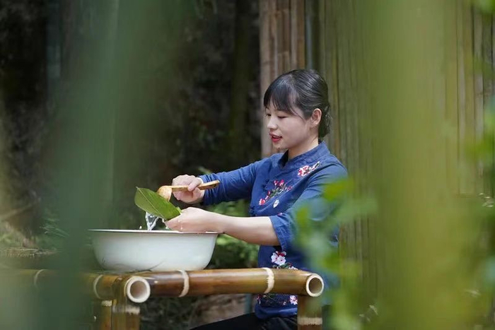 川香秋月正在拍摄短视频。受访者供图