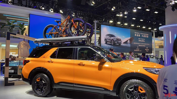 ▲成都国际车展，一些车企推出适配户外运动的改装