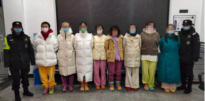 警方现场抓获8名犯罪嫌疑人，着装特异