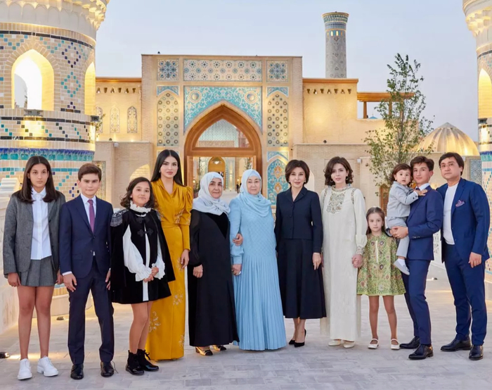  ·米尔济约耶娃与家人们参观撒马尔罕“永恒之城”旅游综合体。