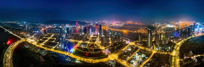 珠海、澳门灯火璀璨连成一片。周卓英 摄