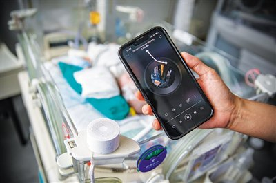 8月3日，北京儿童医院病房。小蓝牙音箱里播放着轻柔的音乐。新京报记者 王远征 摄