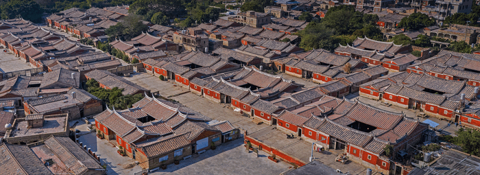 蔡氏古民居的红砖赤瓦白石基（张艺欣 摄）