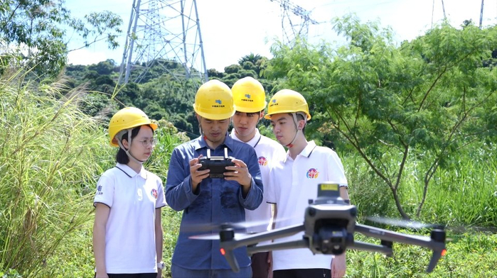 港澳台大学生学习开展无人机巡视作业。