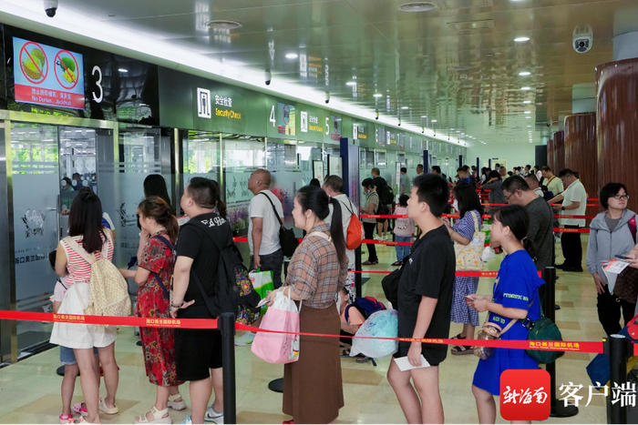旅客在海口美兰机场有序安检。海南机场集团供图