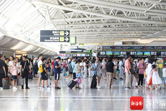旅客在三亚凤凰机场有序安检。海南机场集团供图