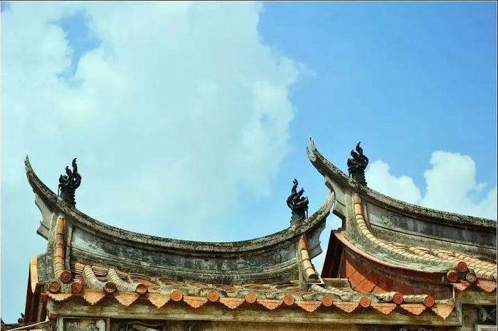 双翘燕尾脊上贴瓷龙雕（来源：海丝泉州文旅之声）