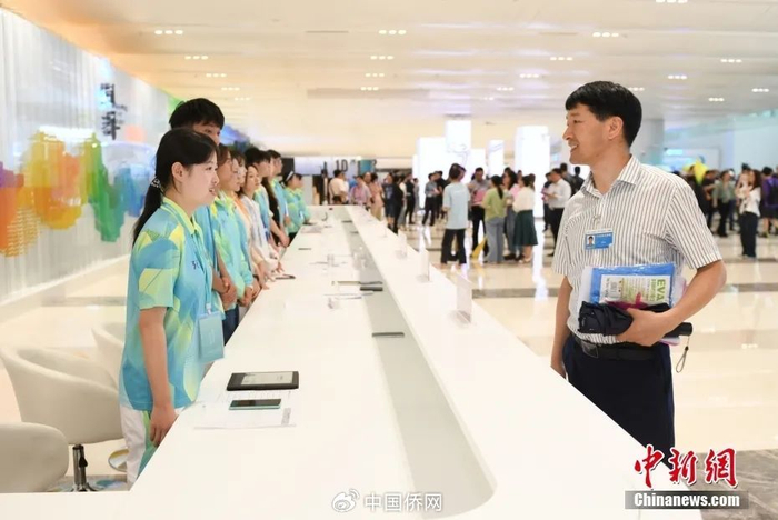 图为8月29日，浙江杭州，参与演练的人员与志愿者互动交流。中新社记者 王刚 摄