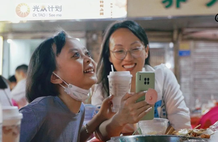 “光盲计划”中的小主播 / 图源：@北京眼科医生陶勇