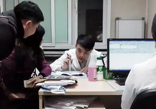 陶勇医生看诊中 / 受访者供图