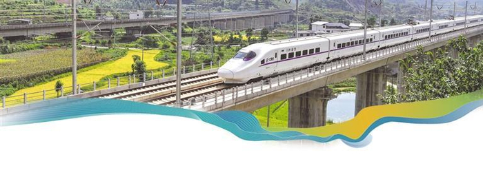     8月31日，一列动车组列车经过位于都匀市境内的贵南高铁营盘清水河双线特大桥。  新华社记者 杨文斌 摄