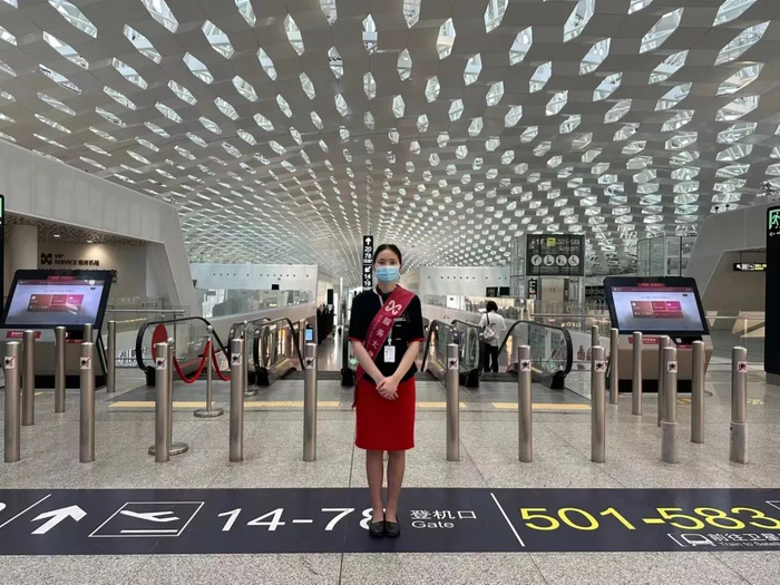 目前，深圳机场各类服务保障设施已正常开放，各服务岗位工作人员已在岗为旅客提供各类服务。（记者 冯牧原）