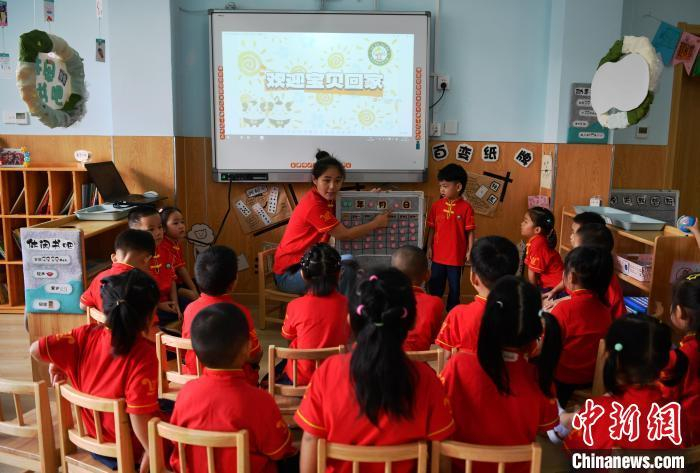 8月31日，在涿州市幼儿园开学第一课上，幼儿园的孩子们在干净、温馨的教室里，听老师讲解防洪防灾知识。中新社记者 翟羽佳 摄