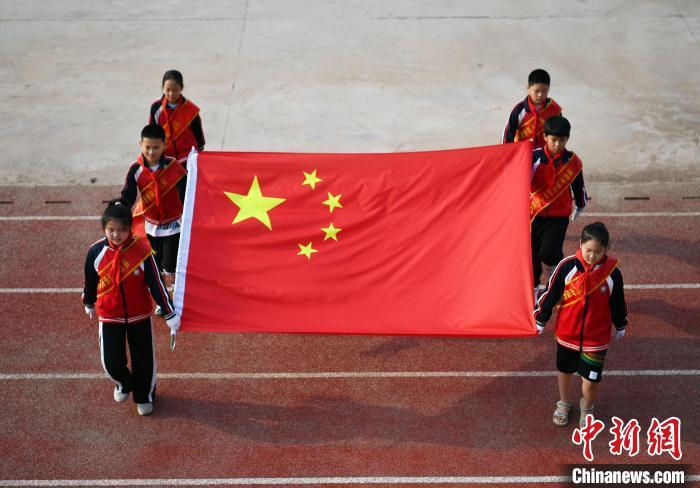 9月1日，涿州市屈家街中心学校莲花学校的学生正在准备进行升旗仪式。中新社记者 翟羽佳 摄