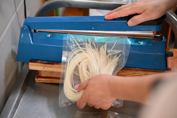 正在封装的螺蛳粉。