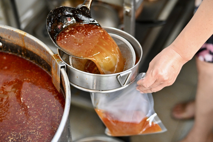 老板正在打包螺蛳粉汤。