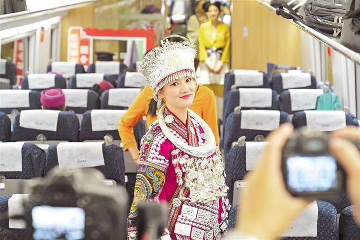    贵阳客运段“少数民族班组”在车厢内展示民族服饰，介绍沿线站点的美食美景等相关信息。 沈向全 摄
