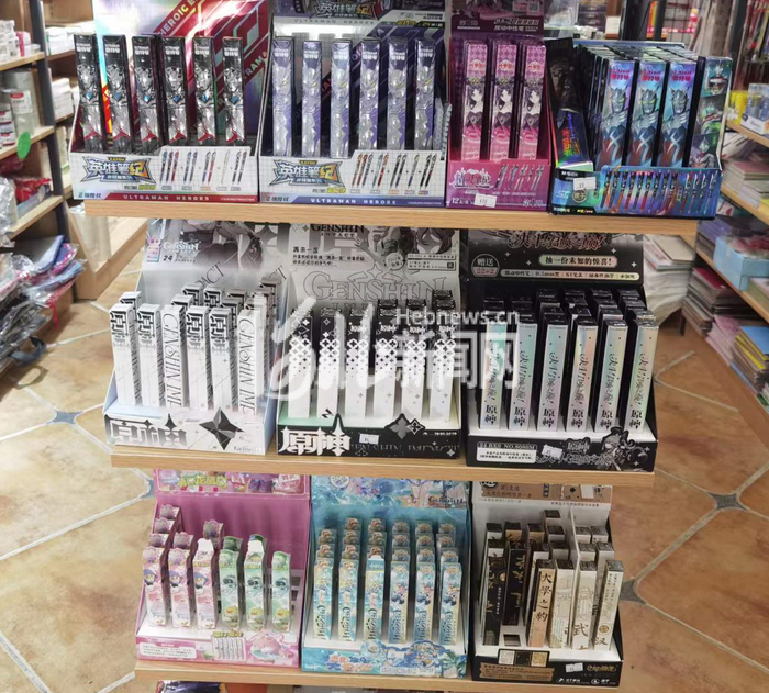 小学附近某文具店内在售的盲盒笔。（黄雨晗/摄）