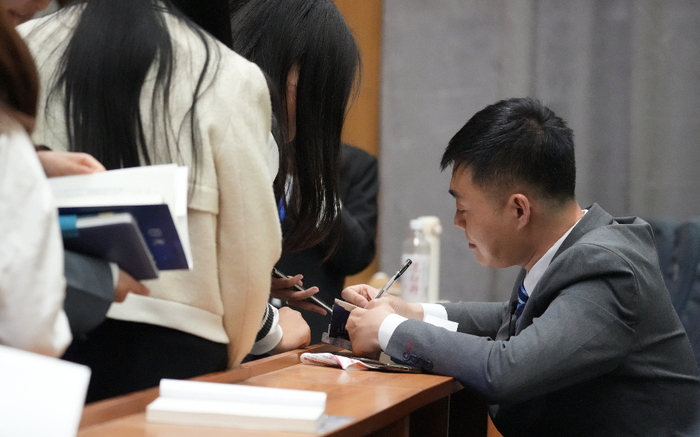 《目光》读者见面会 / 图源：@北京眼科医生陶勇