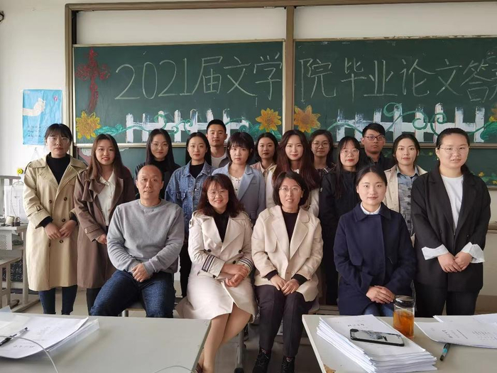 邢斌和学生们在一起