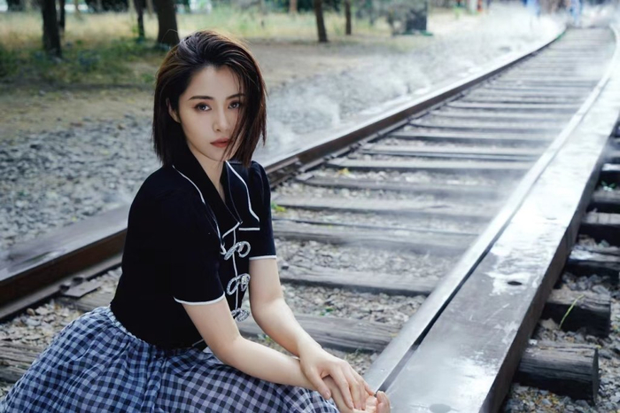 演员田蕾希童话感生日写真释出清新仙气感十足