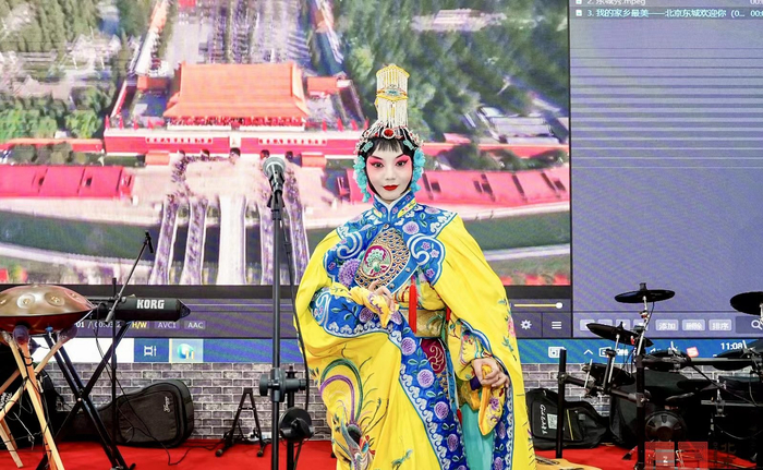 ▲青年戏曲演员刘静菲现场演绎经典剧目《霸王别姬》选段