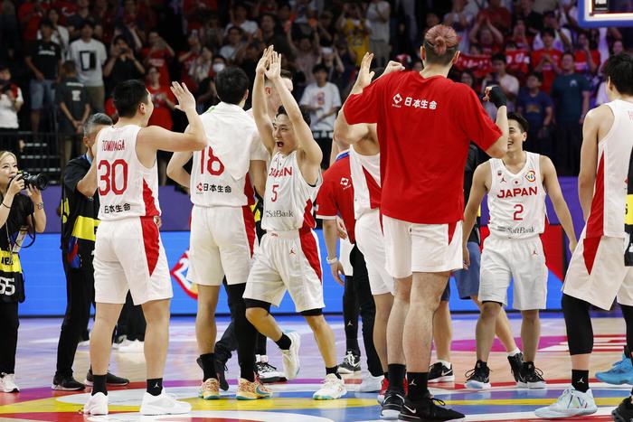 日本男篮战胜佛得角男篮，获得巴黎奥运会参赛名额，众将赛后激动庆祝 图据视觉中国