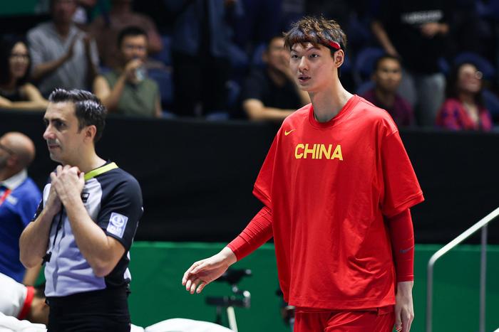 王哲林本届杯赛的表现被球迷诟病，男篮世界杯17-32位的两场排位赛，他都没有出战 图据视觉中国