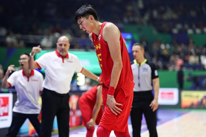 中国男篮75-96菲律宾男篮，周琦意外受伤提前下场 图据视觉中国