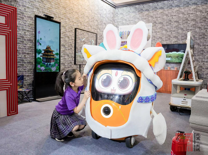 ▲吉祥物“麒东东”变身互动机器人