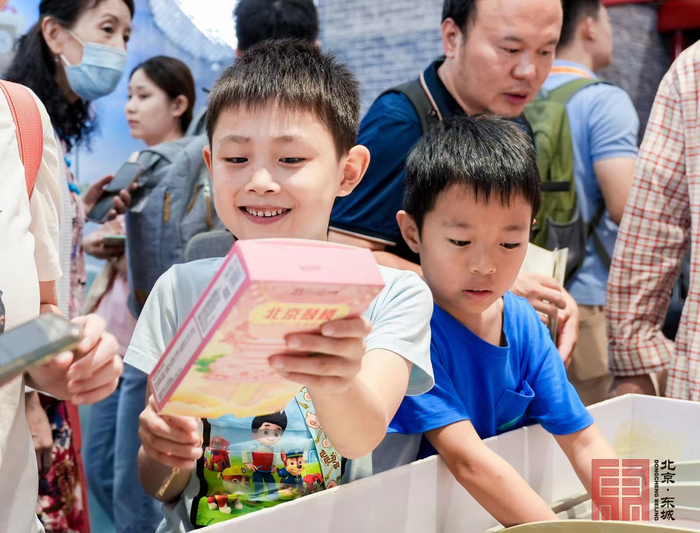 ▲展区吸引了大量观众参观