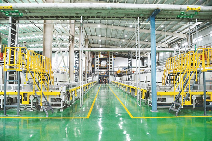 中建材黑龙江石墨新材料有限公司生产车间。