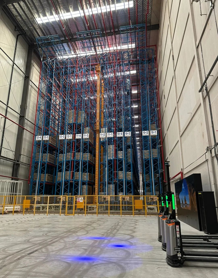 △凤阳尚德太阳能电力公司的智能仓库，全程机器人作业。