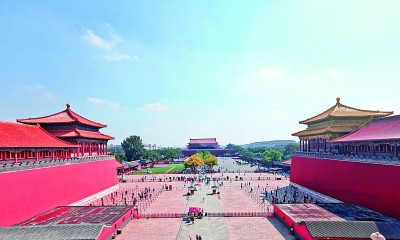     从紫禁城午门向南望北京中轴线，正前方是端门，东西两侧分别是人民大会堂和国家博物馆。本报记者李韵摄/光明图片