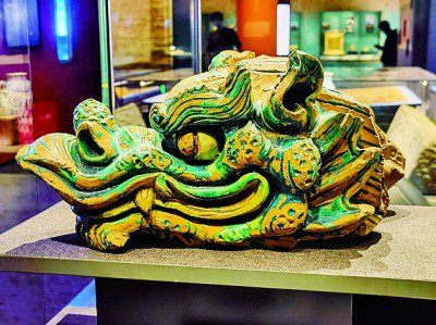     元大都遗址出土的蓝琉璃吻兽。本报记者李韵摄/光明图片