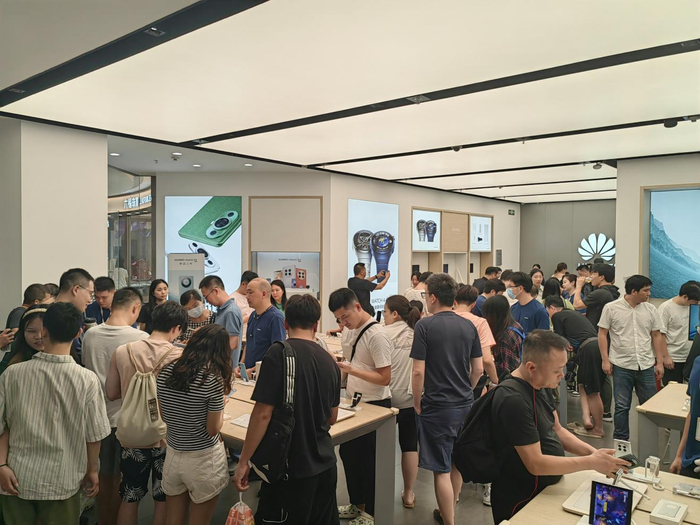 店内人头攒动（记者 胡津玮摄）